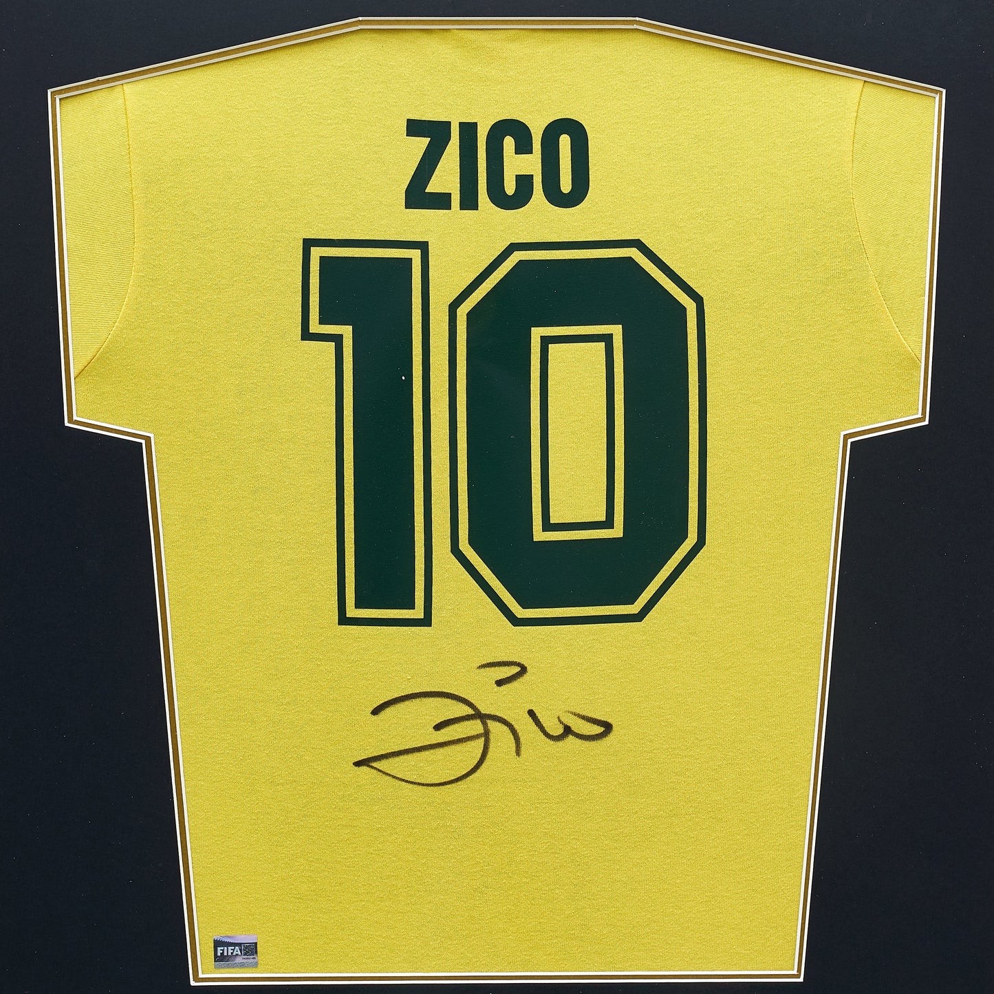Maillot Domicile Officiel Brésil 1982 Zico Dédicacé au Dos et Encadré Coupe du Monde FIFA