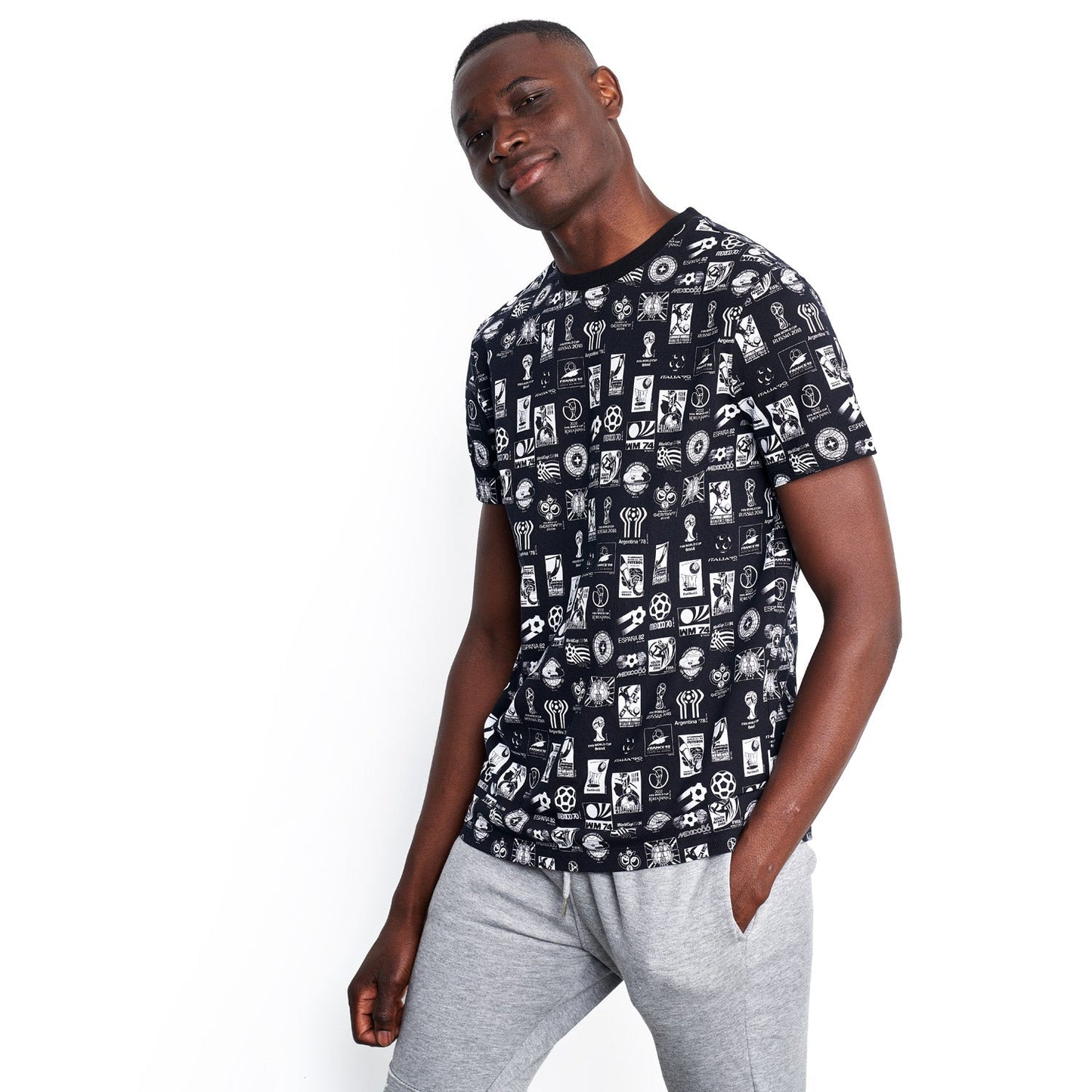 T-Shirt FIFA Classique Essentiel Emblèmes AOP
