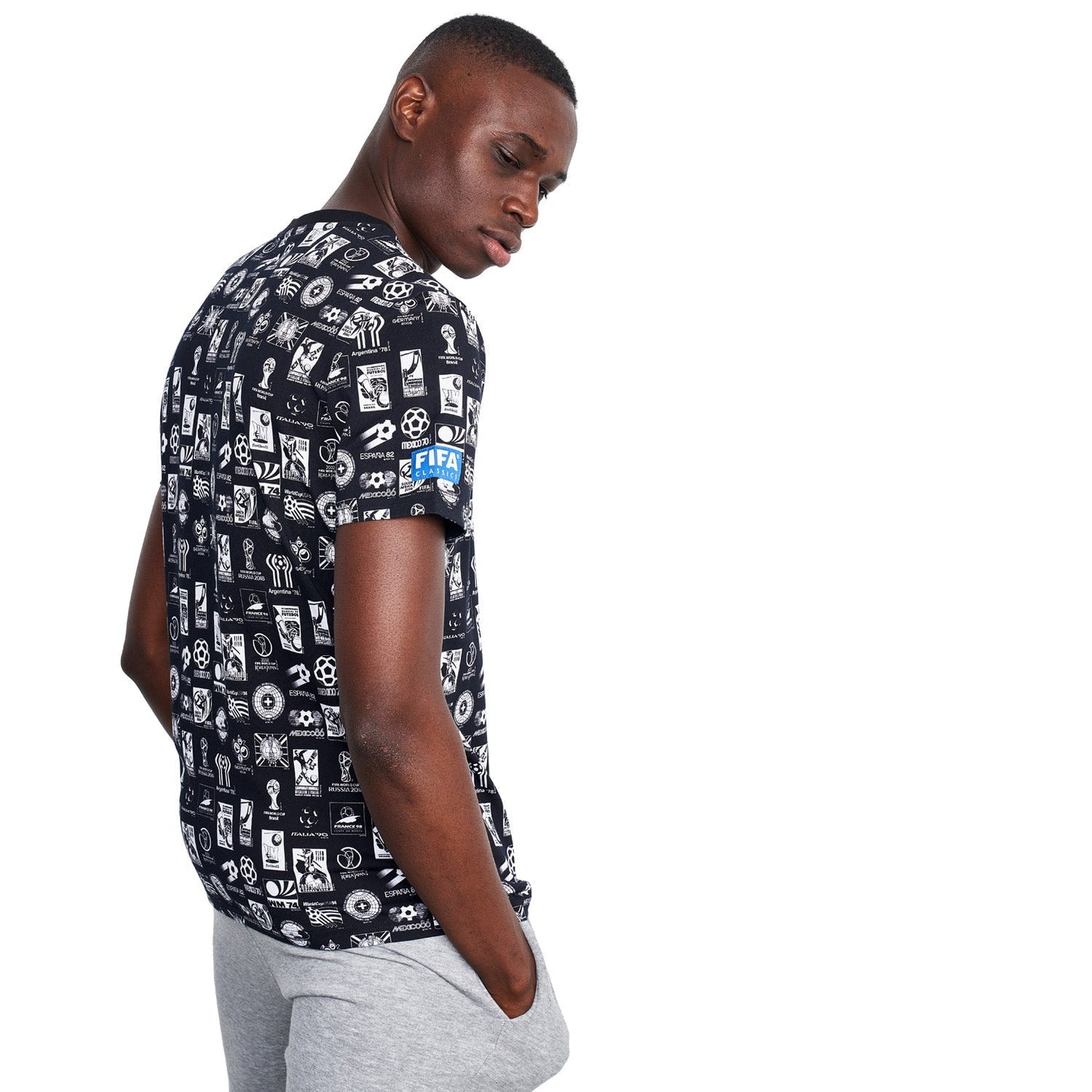 T-Shirt FIFA Classique Essentiel Emblèmes AOP
