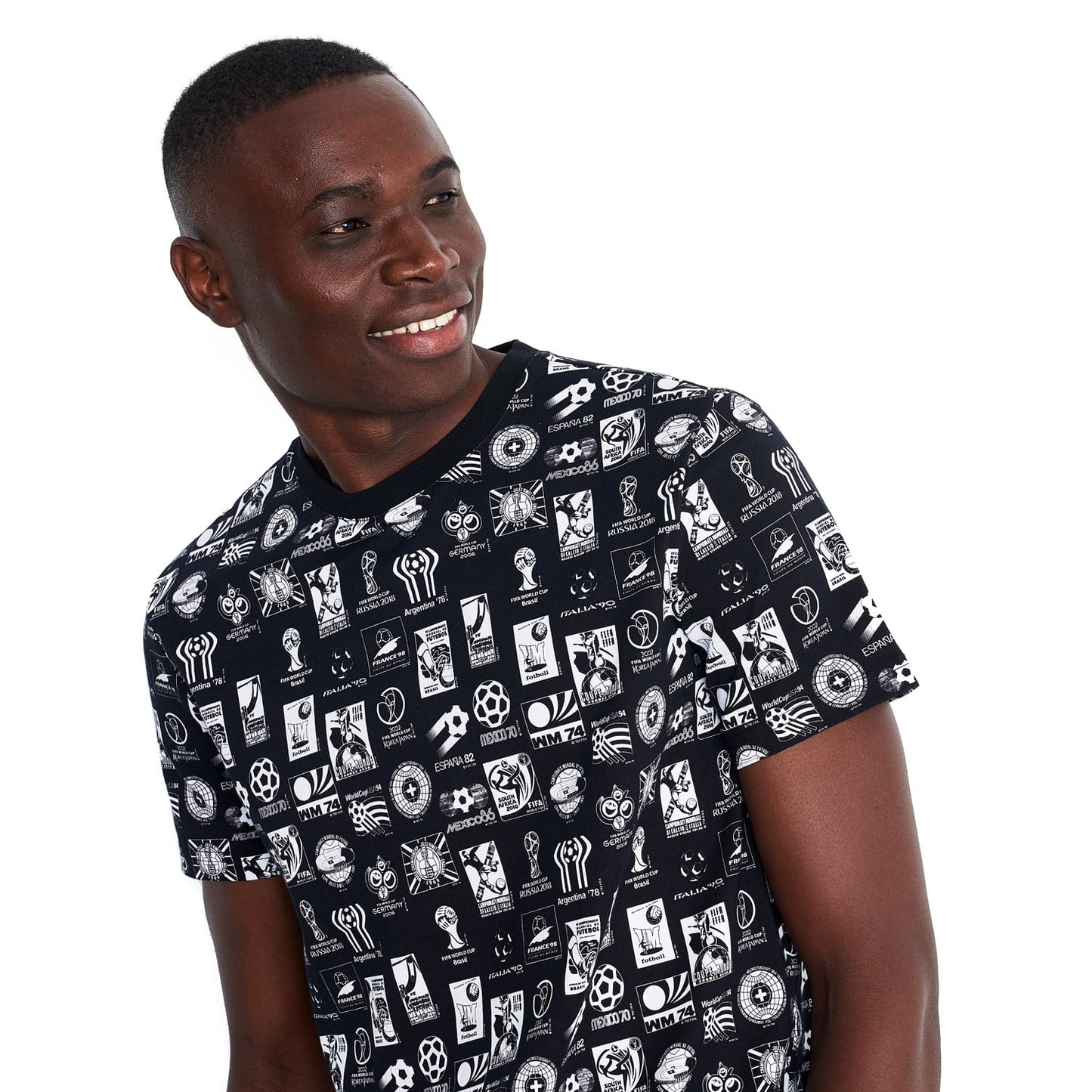 T-Shirt FIFA Classique Essentiel Emblèmes AOP